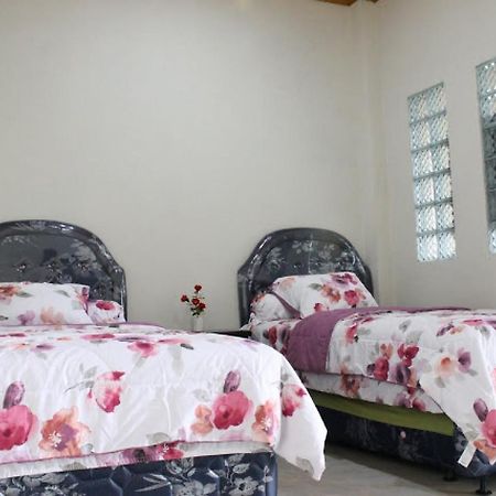 Villa Bukit Berkat Bogor Esterno foto